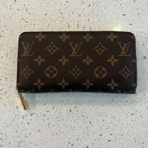 Louis Vuitton Zippy with pink interior